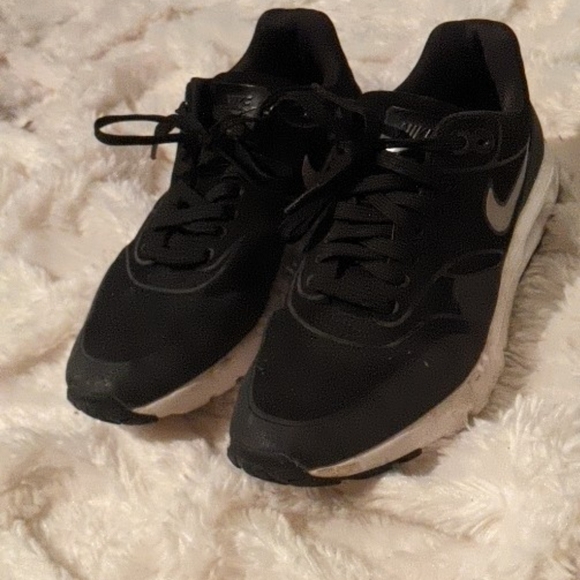 Black nike shoes - Picture 2 of 2